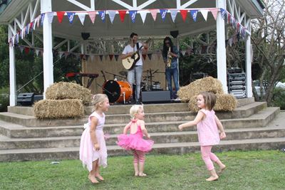 Elvis Blue enchants at botanical garden